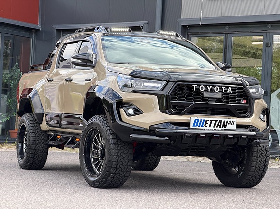 Toyota HiLux 2 of 5