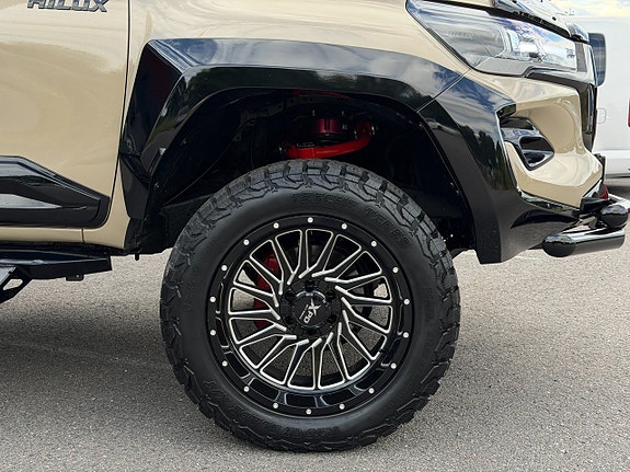 Toyota HiLux 11 of 24