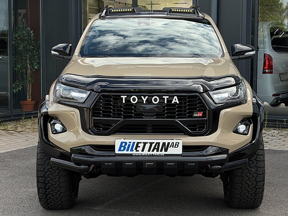 Toyota HiLux 3 of 5
