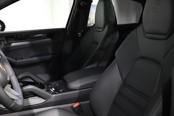 Porsche Cayenne 13 of 24
