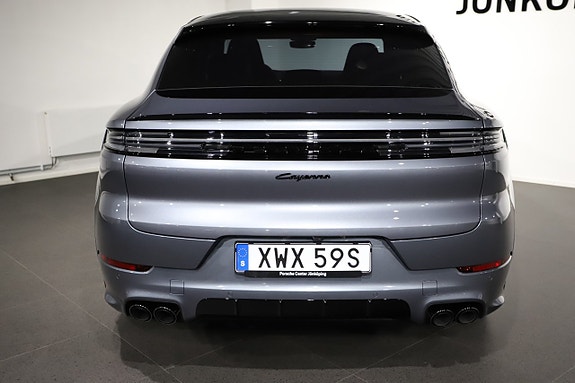 Porsche Cayenne 4 of 5