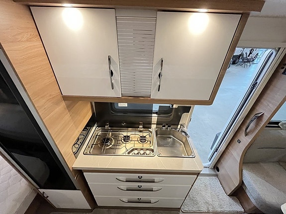 Hobby 495 UL DE Luxe / Förtält / 1550kg / Långbäddar / 2295kr/månad 11 of 16