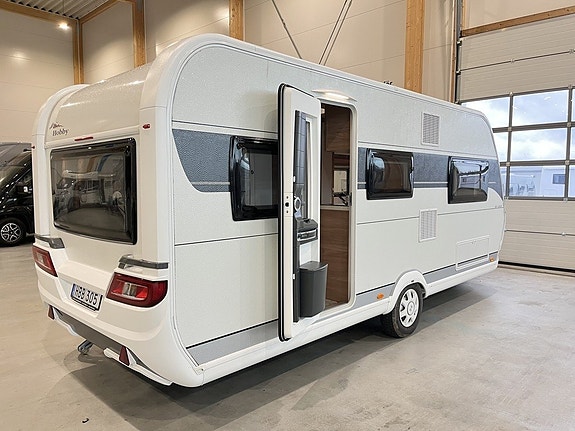 Hobby 495 UL DE Luxe / Förtält / 1550kg / Långbäddar / 2295kr/månad 2 of 16