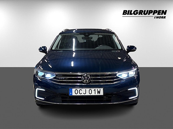 Volkswagen Passat 2 of 21