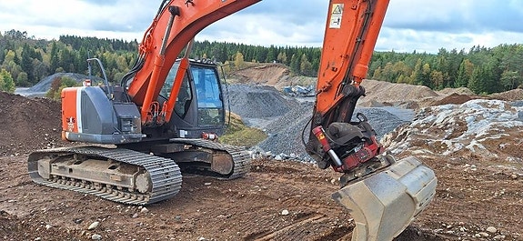 Hitachi ZX 225 US LC-3 2 of 9
