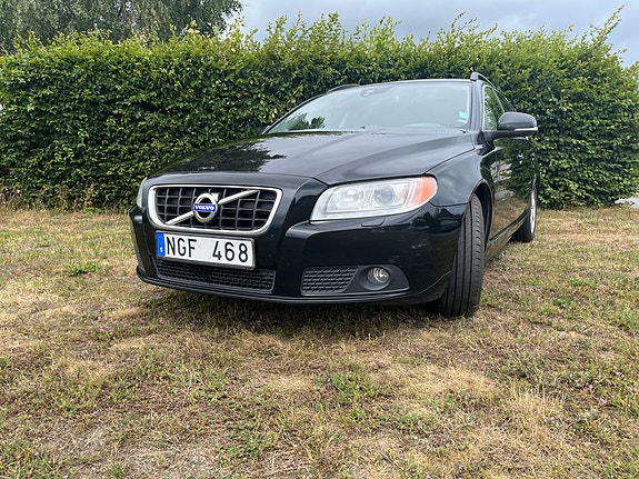 Volvo V70 2 of 9