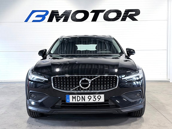 Volvo V60 Cross Country 2 of 5