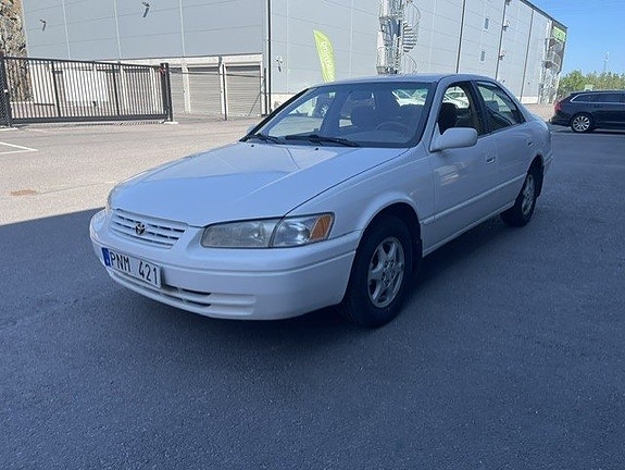 Toyota Camry 2 of 5