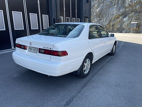 Toyota Camry 4 of 5