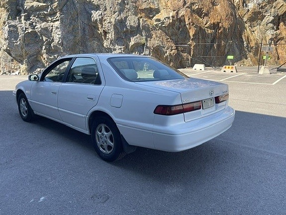 Toyota Camry 3 of 5