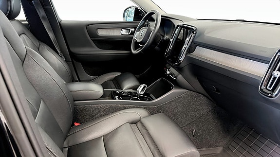 Volvo XC40 3 of 9