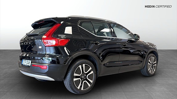 Volvo XC40 2 of 9