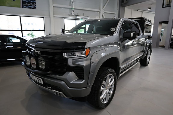 Chevrolet Silverado 3 of 5