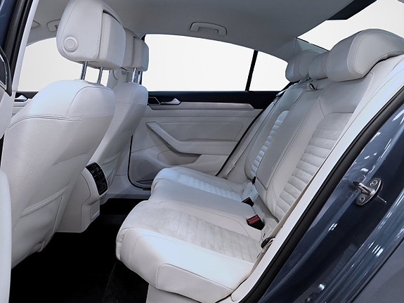 Volkswagen Passat 14 of 16