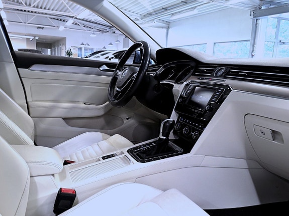 Volkswagen Passat 13 of 16