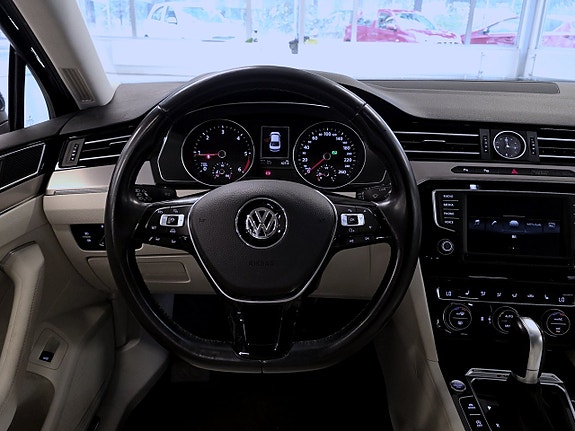 Volkswagen Passat 9 of 16