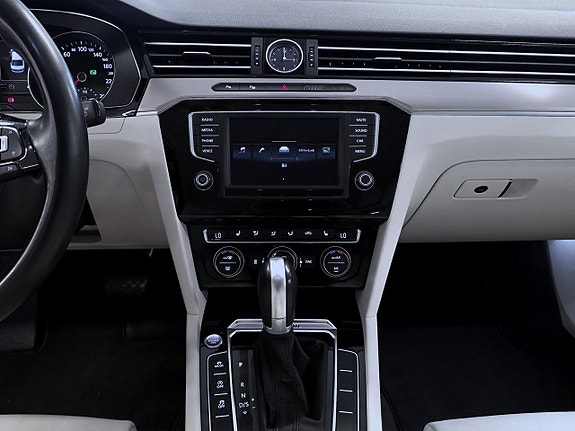 Volkswagen Passat 10 of 16