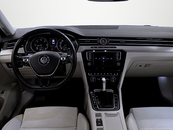 Volkswagen Passat 8 of 16
