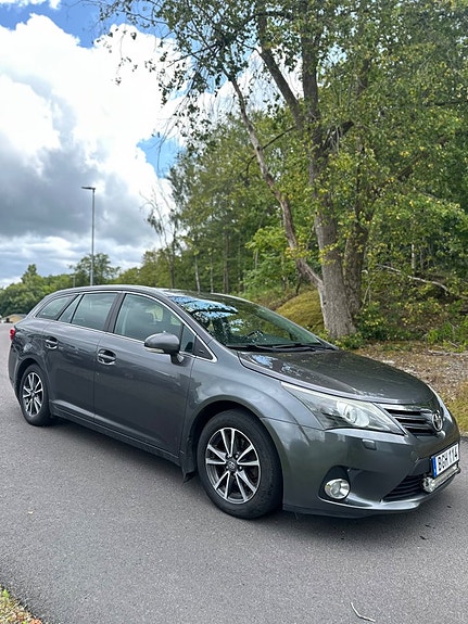 Toyota Avensis 2 of 5