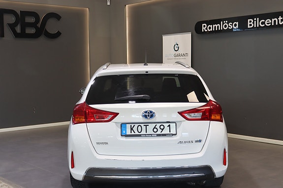 Toyota Auris 8 of 21