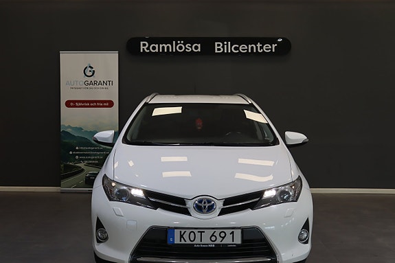 Toyota Auris 2 of 5
