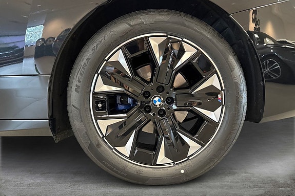 BMW iX 16 of 19