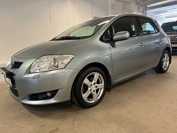 Toyota Auris 2 of 5
