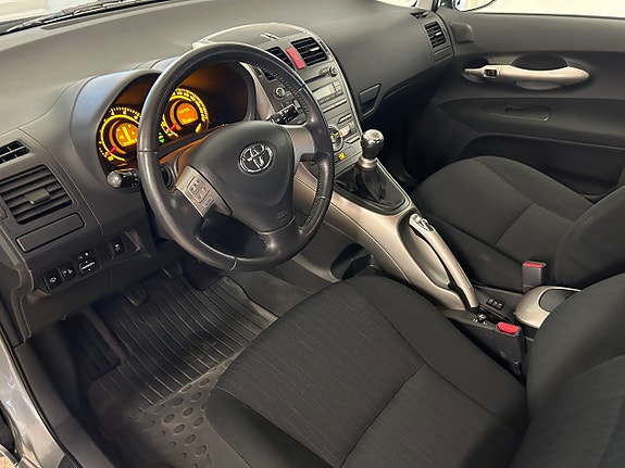 Toyota Auris 8 of 17
