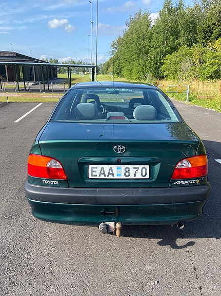 Toyota Avensis 2 of 7