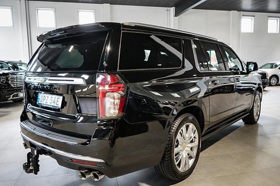 Chevrolet Suburban 4 of 5