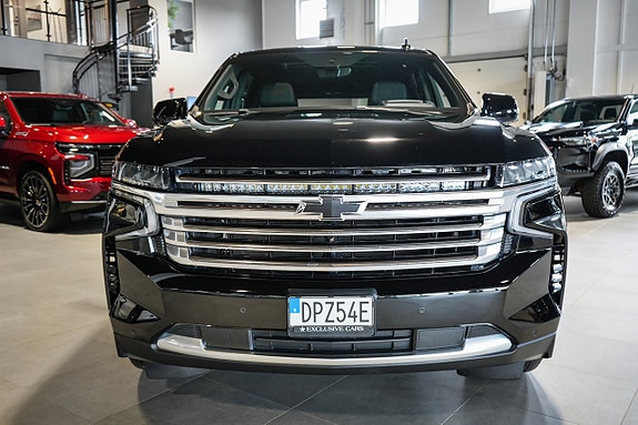 Chevrolet Suburban 2 of 5