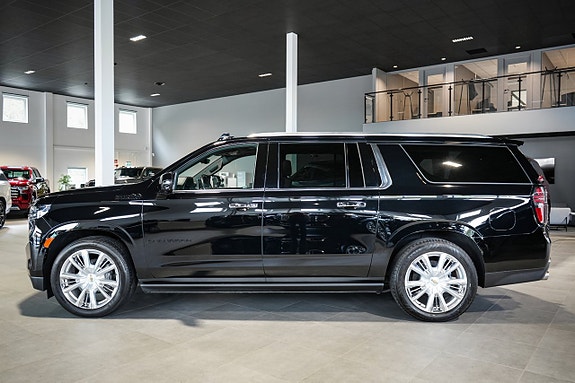 Chevrolet Suburban 3 of 5