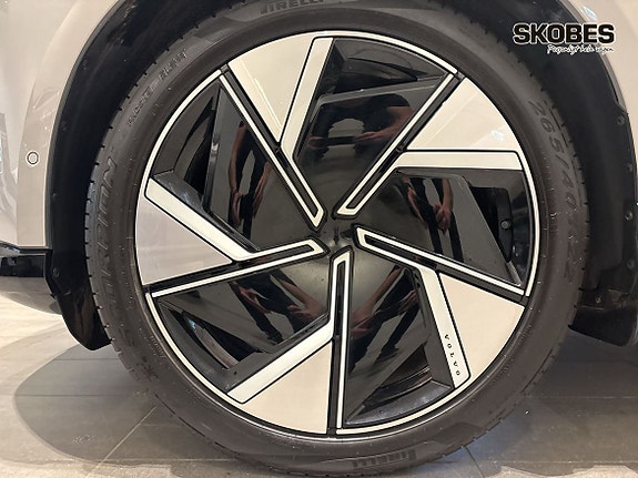 Volvo EX90 18 of 24