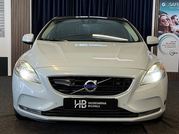 Volvo V40 2 of 30