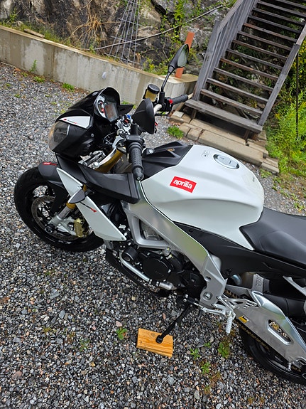 Aprilia Tuono V4 R 5 of 5