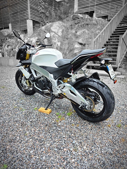 Aprilia Tuono V4 R 2 of 5