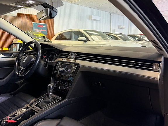 Volkswagen Passat 10 of 29