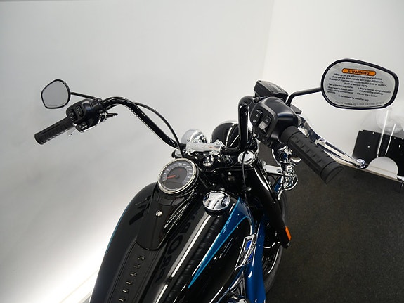 Harley-Davidson Heritage Classic FLHC 4 of 10