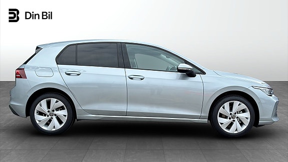 Volkswagen Golf VIII 2 of 12
