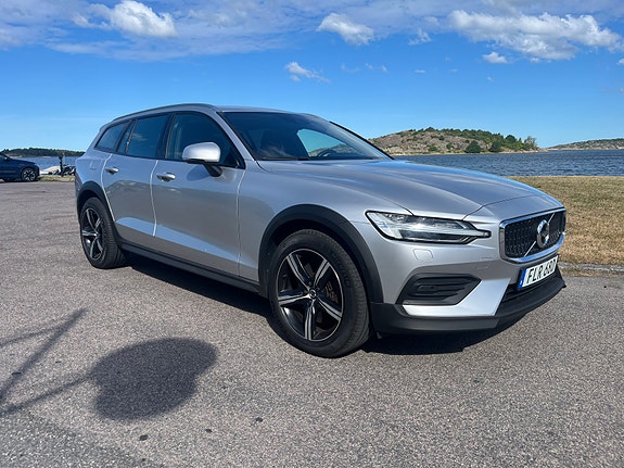 Volvo V60 Cross Country 2 of 5