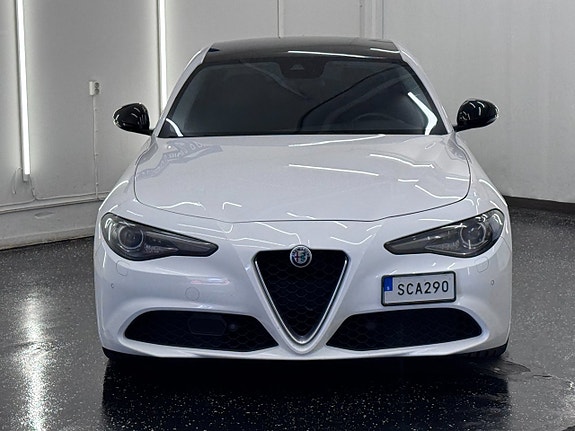 Alfa Romeo Giulia 2 of 18