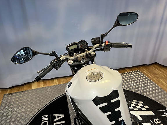 Yamaha XJ6 ABS 13 of 15