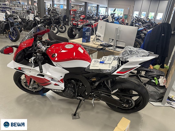 Yamaha YZF-R9 70th Anniversary White 2 of 4