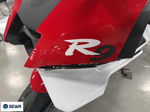 Yamaha YZF-R9 70th Anniversary White 3 of 4