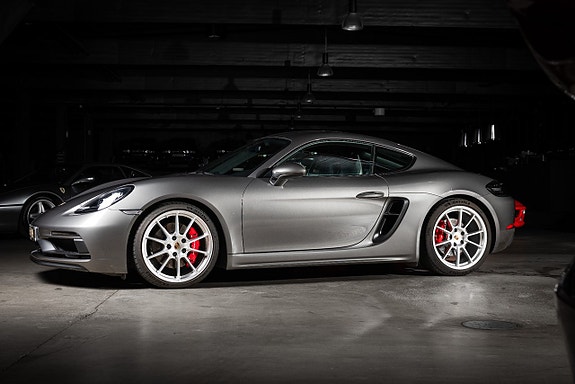 Porsche 718 Cayman GTS 3 of 5