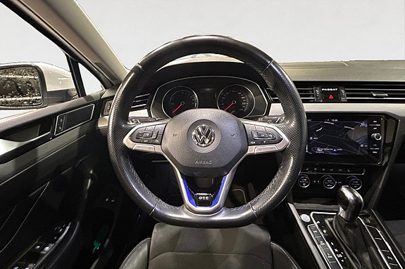 Volkswagen Passat 13 of 17