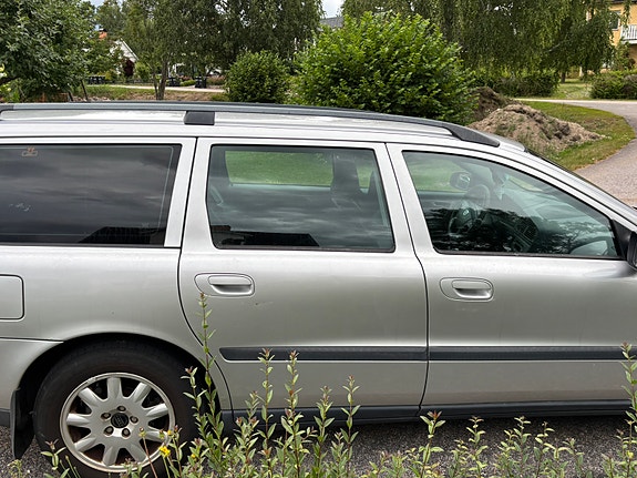 Volvo V70 4 of 5