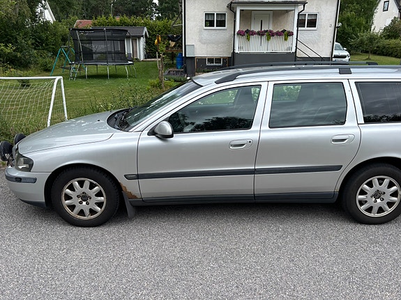 Volvo V70 2 of 5