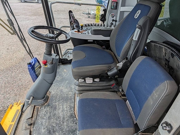 New Holland CR 9.90 7 of 16