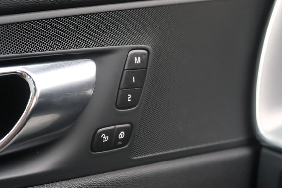 Volvo XC60 11 of 25